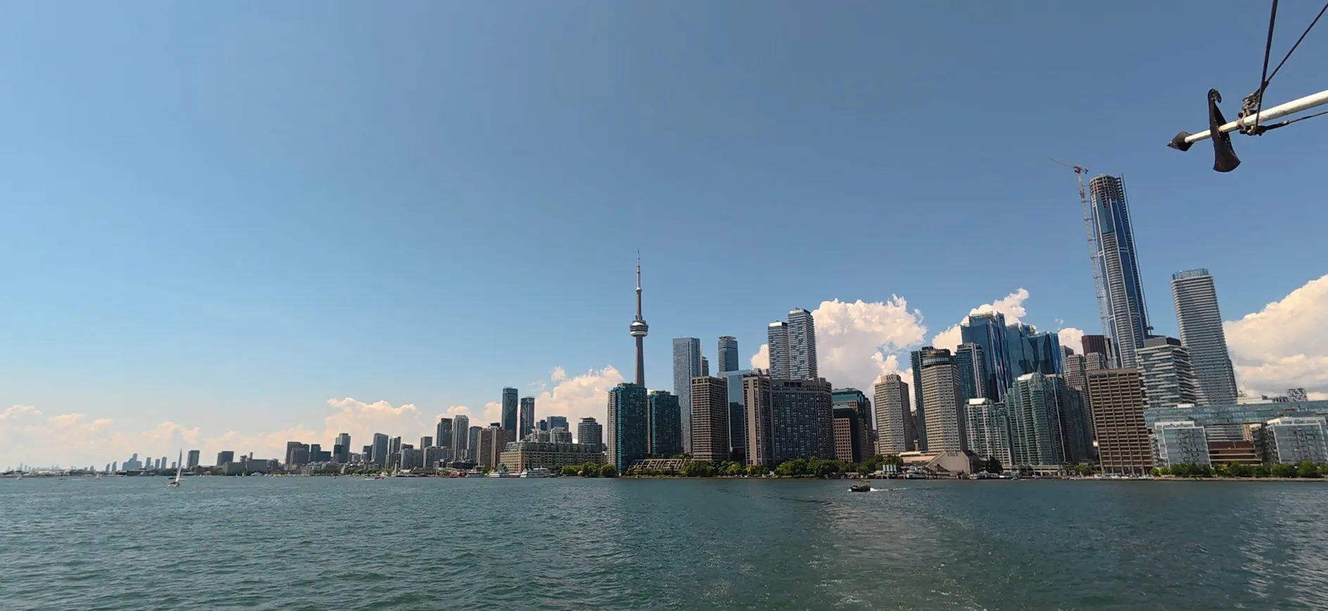 CNタワーを望むTorontoの街並み